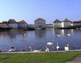 Nymphenburg mit Teich und Schwäne